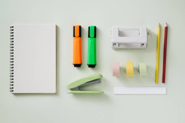 Kağıt bant rulosu, ataç ve döşeme ahşap bir masa, okul malzemeleri, ofis malzemeleri, okul için Not defterleri