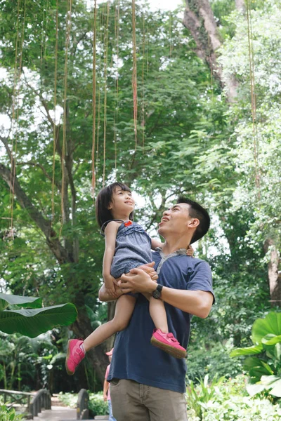 小女孩的肖像拥抱她的父亲与自然 家庭概念 — 图库照片
