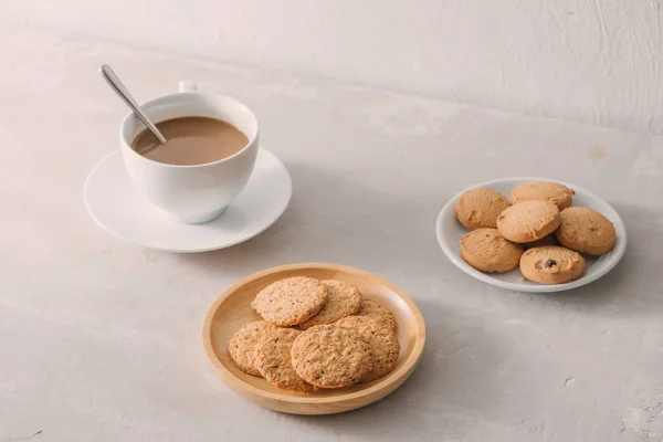 Secangkir Kopi Dengan Susu Atau Cappuccino Dengan Kue Atas Batu — Stok Foto