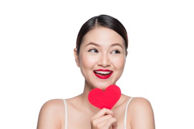 Kırmızı kalp çekici genç kadın. Sevgililer günü sanat portre. Mükemmel makyaj