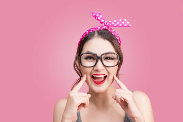 Souriant Asiatique Femme Portant Des Lunettes Pinup Style Portrait Sur — Photo