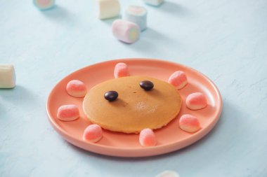 İzole, güzel yüzlü tatlı tatlı ile lezzetli kızarmış gözleme