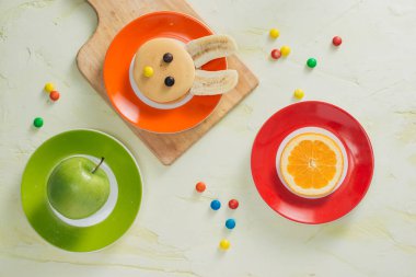 Komik Tavşan krep Paskalya için meyve ile çocuklar Kahvaltı