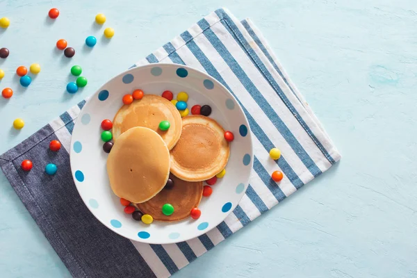 Kinderfrühstück Oder Dessert Pfannkuchen Mit Bunten Bonbons — Stockfoto