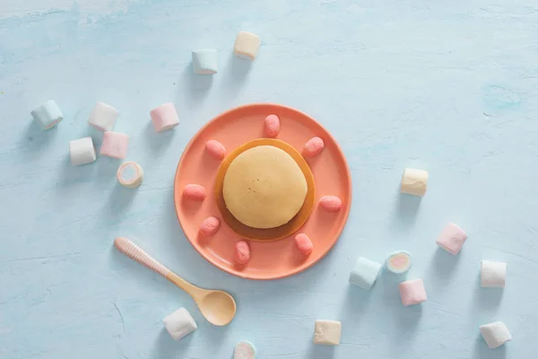 Gyermekek Reggeli Vagy Desszert Palacsinta Marshmallow Cukorka — Stock Fotó