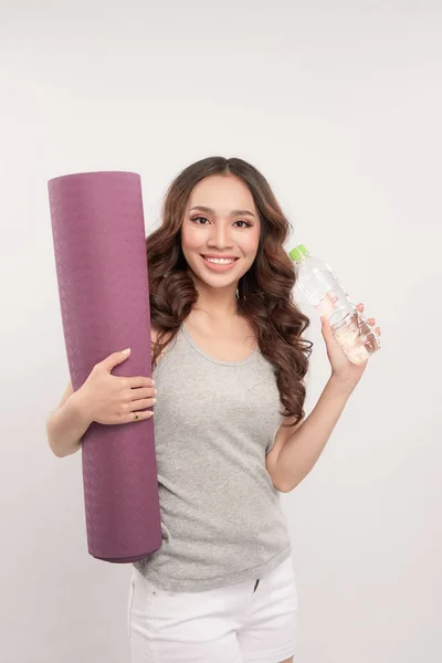 Schöne Junge Frau Sportkleidung Hält Eine Yogamatte Und Eine Flasche — Stockfoto