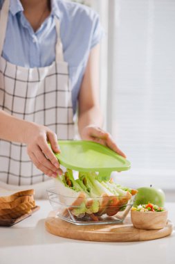 Bir kadının elleri okul öğle yemeği kutusu yapıyor. Çocuklar için daha ilginç.