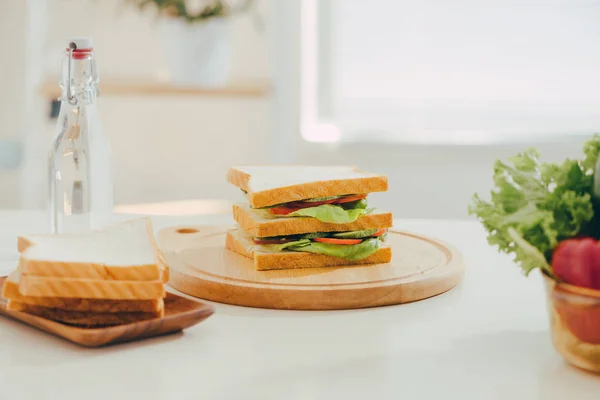 Lunchbox Und Gesunde Ernährung Auf Isoliertem Hintergrund — Stockfoto