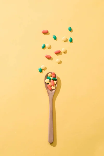 Válogatott Gyógyszer Tabletták Tabletták Kapszulák Fából Készült Kanálon — Stock Fotó