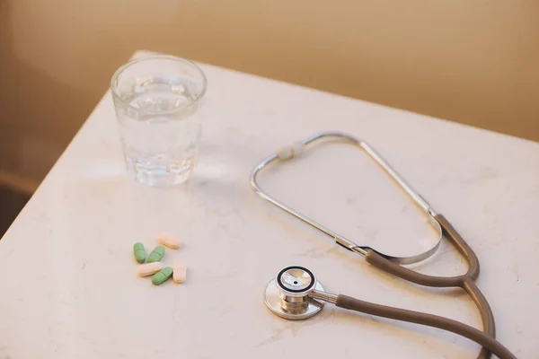 Φαρμακείο Φόντο Λευκό Πίνακα Δισκία Λευκό Φόντο Χάπια Ιατρική Και — Φωτογραφία Αρχείου