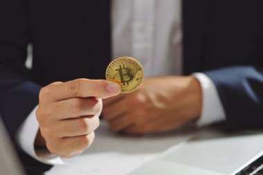Yeni bir sanal para Digitall sembolü bir işadamı elinde altın Bitcoin