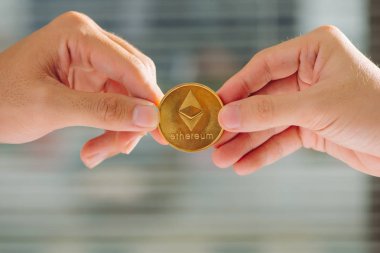 belirsizlik bitcoin el, savaş bitcoin, çekme bitcoin el el ile birçok bokeh Tarih, bitcoins, beyaz, mavi, mor ışık arka plan ile bitcoins businees adam el