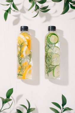 şişe ile su beyaz, sağlık kavramı izole detoks