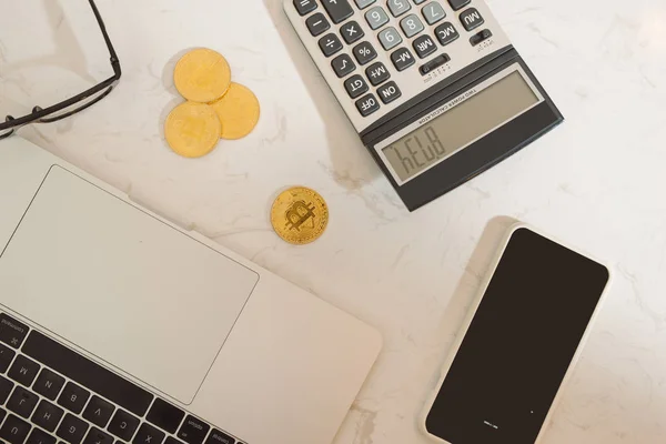 Bitcoins Laptop Rekenmachine Witte Tafel Top Uitzicht — Stockfoto