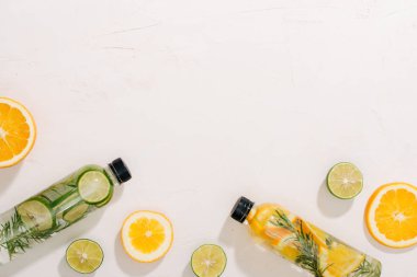 Limon, portakal ve Sarı zemin üzerine nane ile taze yaz limonata. Üstten Görünüm. Kopya alanı.