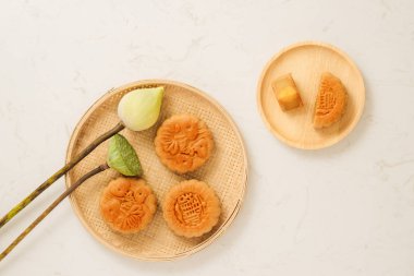 Vietnamca geleneksel kek Orta Sonbahar Festivali kopya alanı ile ışık arka plan üzerinde