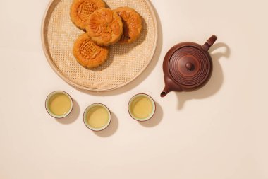 Çay bardak ve çaydanlık ile ahşap tepsi sonbahar ortası festivali için Vietnamca hamur işleri