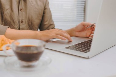 kredi kartı tutan ve dizüstü bilgisayar, yazarak işadamı işlem yapma