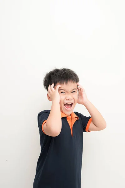 Lindo Niño Cubriendo Las Orejas Con Las Manos Sobre Fondo — Foto de Stock