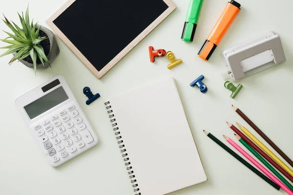 Geschäftskonzept Hefter Filzstifte Lupe Cutter Klebeband Stift Bleistift Clip Taschenrechner — Stockfoto