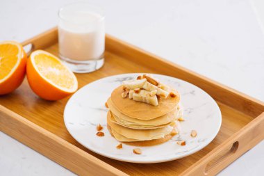 Çikolata, bal, fındık ve plaka taş zemin üzerine portakal dilimleri ile lezzetli gözleme yığını