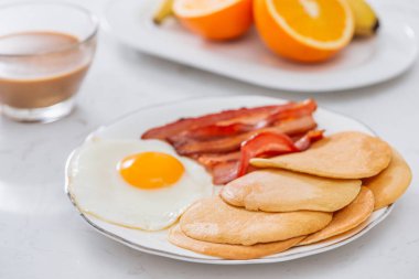 Sağlıklı eksiksiz bir Amerikan kahvaltı yumurta ile pastırma ve krep