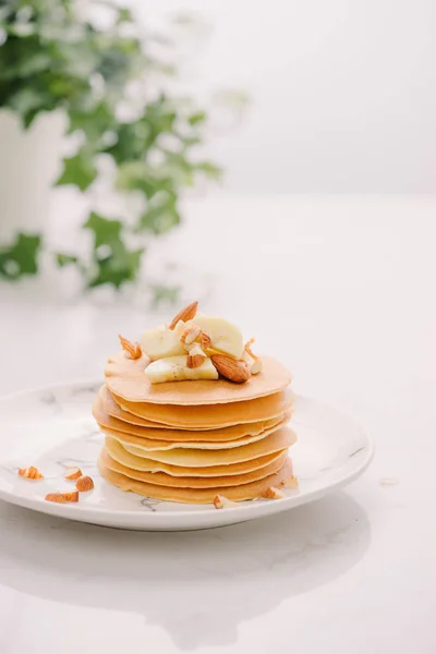 Stapel Leckerer Pfannkuchen Mit Schokolade Honig Nüssen Und Bananenscheiben Auf — Stockfoto