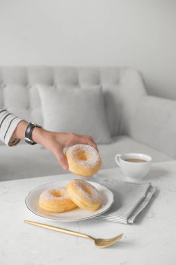 Klasik çörek. Sabah kahvaltı masasında evde oturma odasında.