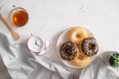 Klasik çörek. Sabah kahvaltı masasında evde oturma odasında.