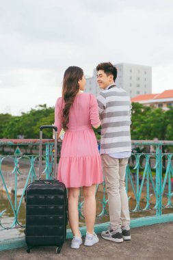 Tatile şehirde gezdim, seyahat birlikte, açık havada zevk genç aşıklar.