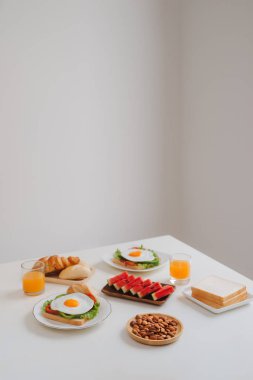 Lezzetli taze ev yapımı kahvaltı masasında