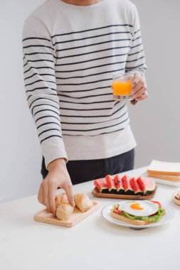 Kahvaltı ve sabah evde kitap okurken erkek.