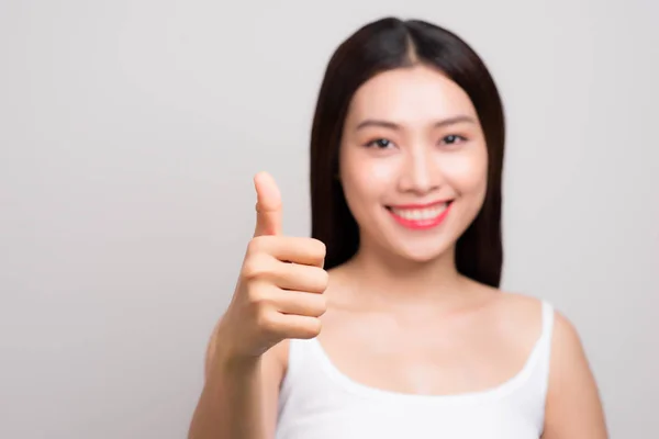 Mulher Asiática Jovem Com Rosto Sorridente Thumps Gesto Isolado Fundo — Fotografia de Stock