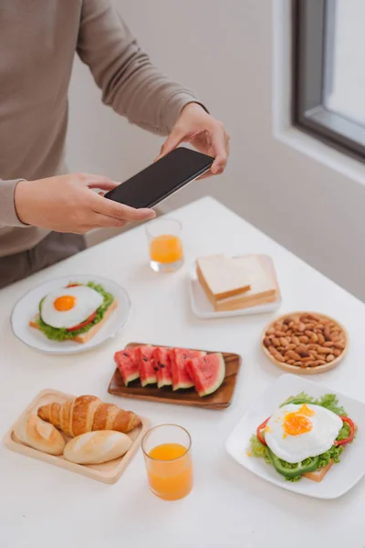 Tomar Una Foto Sándwich Con Teléfono Inteligente — Foto de Stock