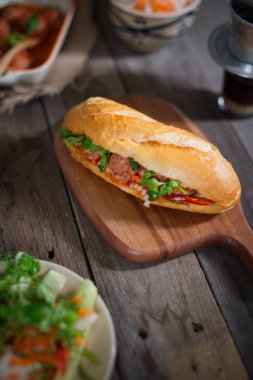 Vietnamca sandviç ekmek köfte domates sosu ve turp, havuç turşusu, salatalık, kişniş ile.