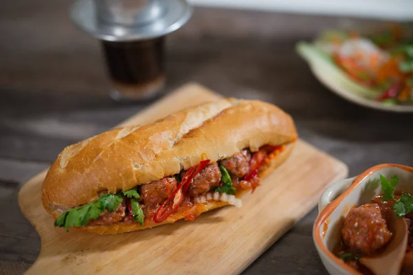 Pain Sandwich Vietnamien Aux Boulettes Viande Sauce Tomate Radis Cornichon — Photo