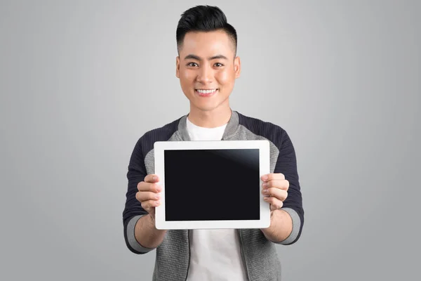 Selbstbewusster Junger Asiatischer Geschäftsmann Zeigt Digitalen Tablet Bildschirm — Stockfoto