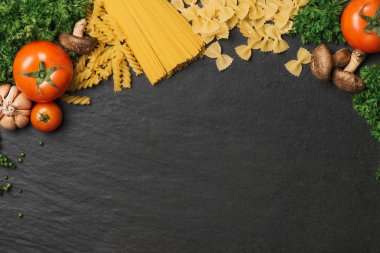 İtalyan gıda kavramı. Makarna malzemeler. Domates, spagetti makarna, biberiye ve baharatlar