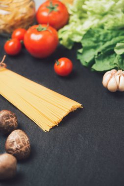İtalyan gıda kavramı. Makarna malzemeler. Domates, spagetti makarna, biberiye ve baharatlar