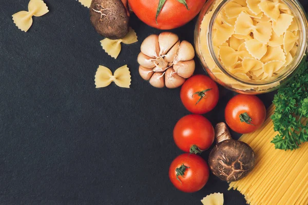 Концепція Італійської Кухні Макарони Інгредієнтів Вишневі Помідори Макарони Спагетті Розмарин — стокове фото
