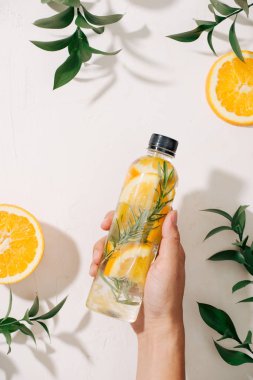 Detoks meyvesi aromalı su. Tazeleyici ev yapımı kokteyl