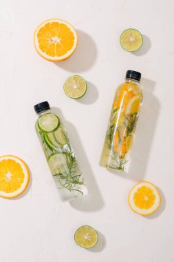 Limon, portakal ve Sarı zemin üzerine nane ile taze yaz limonata. Üstten Görünüm. Kopya alanı.