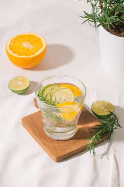 Limon, portakal ve biberiye ile taze yaz limonata