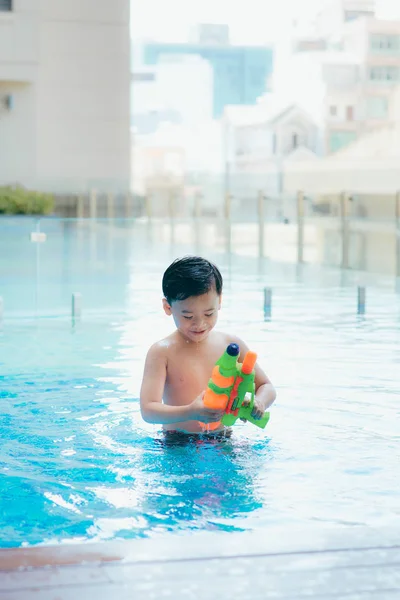 Küçük Çocuk Havuzunda Tabancası Ile Çekim — Stok fotoğraf