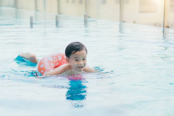 Dolce Bambino Nuoto Grande Piscina Estate — Foto Stock