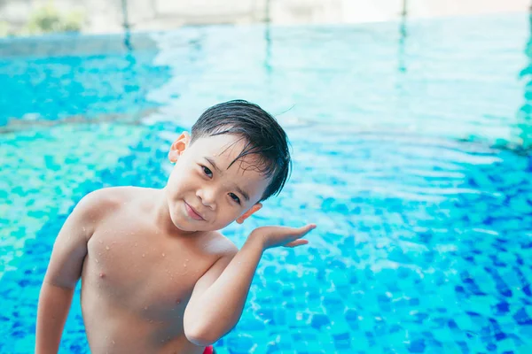 Carino Asiatico Bambino Pulizia Orecchie Dopo Nuoto Piscina — Foto Stock