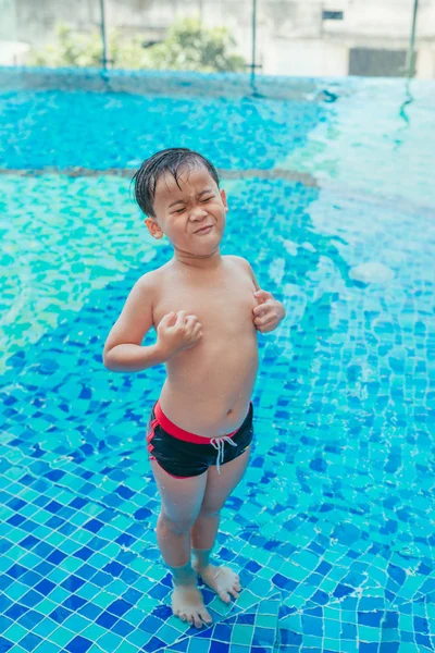 Stress Asiatiska Pojke Repor Hans Kropp Pool Bakgrund Sommaren Koncept — Stockfoto