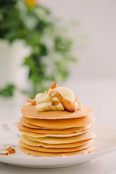 Bananen Cashew Pfannkuchen Mit Bananen Und Gesalzener Karamellsoße Die Tonung — Stockfoto