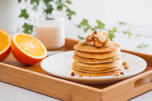 Stapel Leckerer Pfannkuchen Mit Schokolade Honig Nüssen Und Bananenscheiben Auf — Stockfoto