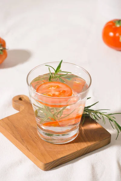 Deliciosa Agua Refrescante Con Romero Tomate Vaso Sobre Mesa — Foto de Stock